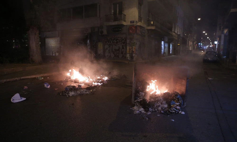 Εικόνες χάους πριν τον τελικό ΑΕΚ-ΠΑΟΚ: Καρέ-καρέ τα επεισόδια στο κέντρο της Αθήνας (Φωτογραφίες)
